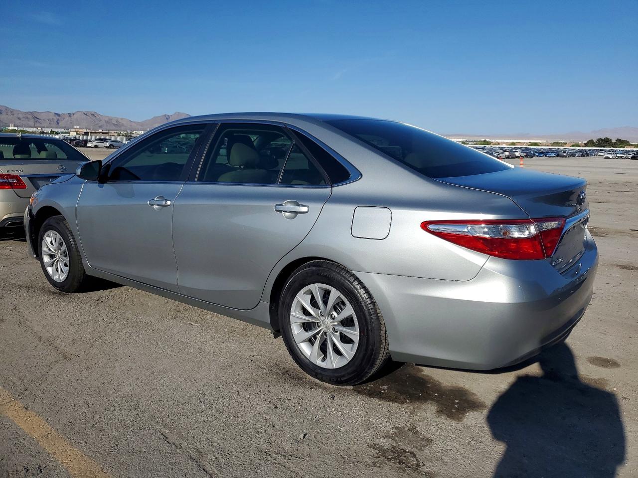2015 TOYOTA CAMRY LE photo 3