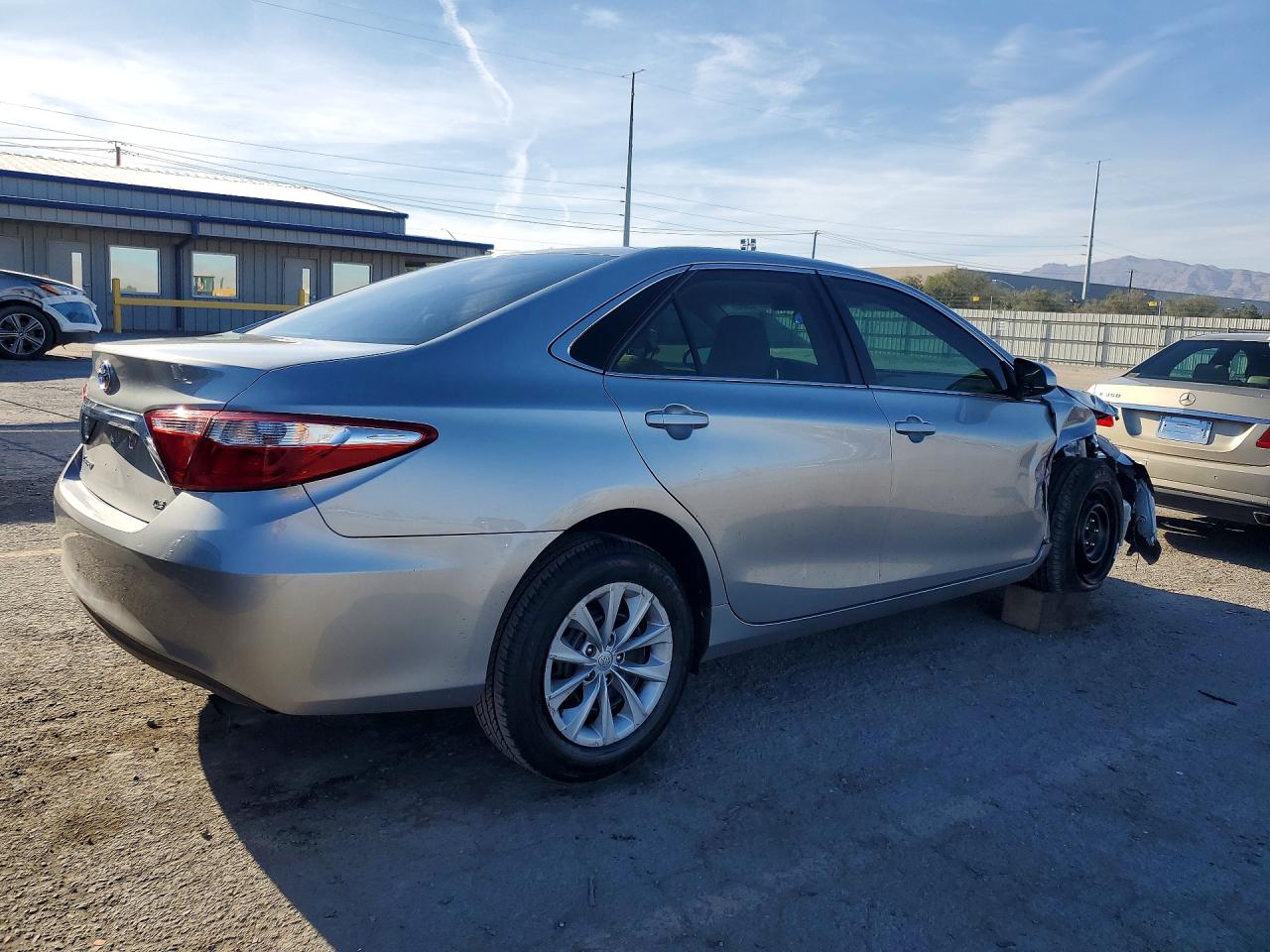 2015 TOYOTA CAMRY LE photo 5