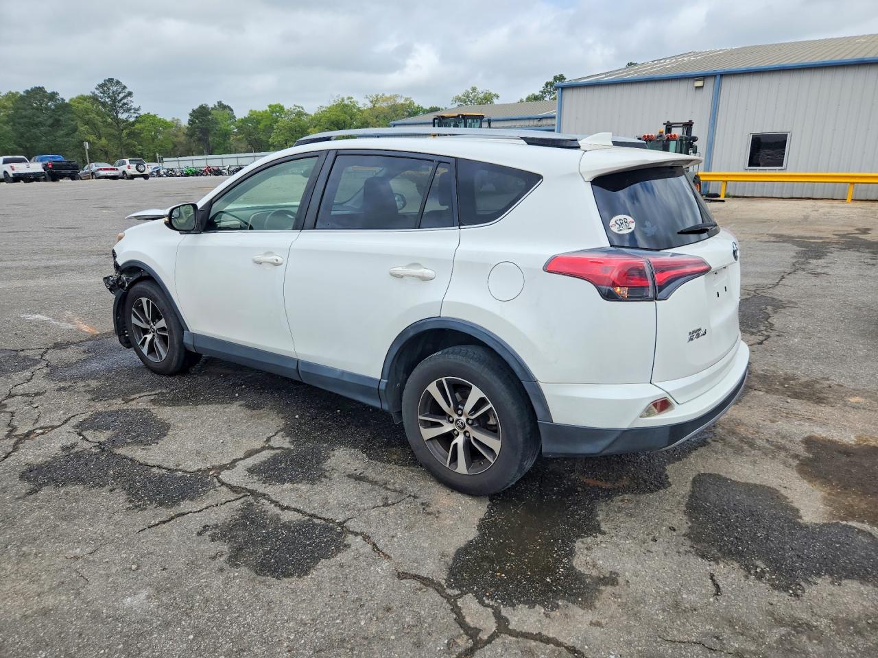 2017 TOYOTA RAV4 XLE photo 3