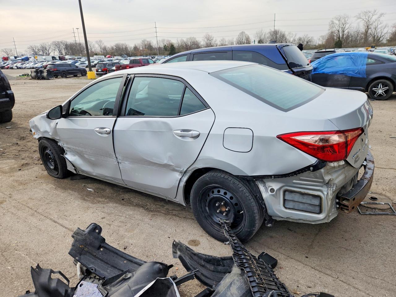 2018 TOYOTA COROLLA LE photo 3