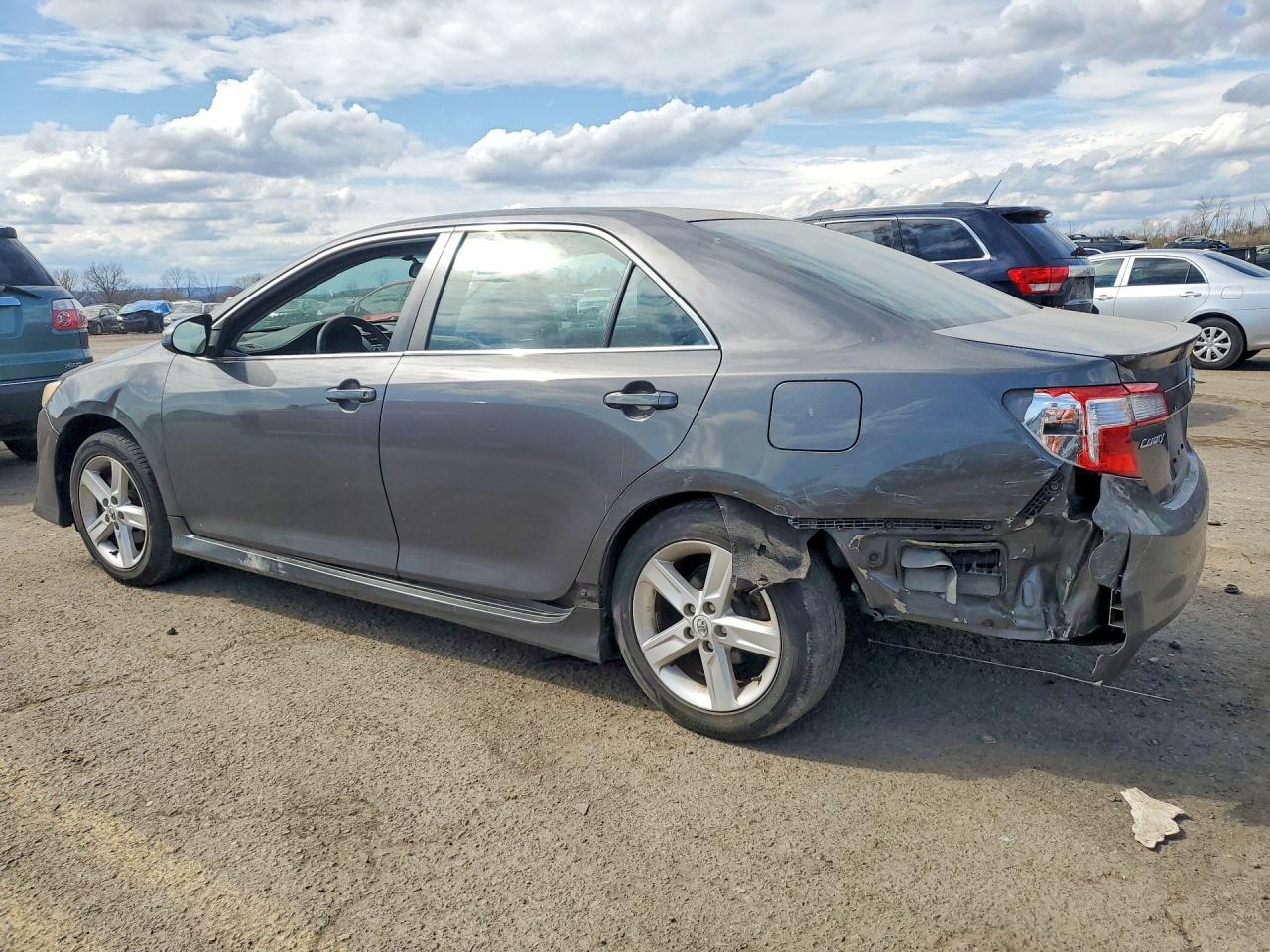 2012 TOYOTA CAMRY SE photo 4