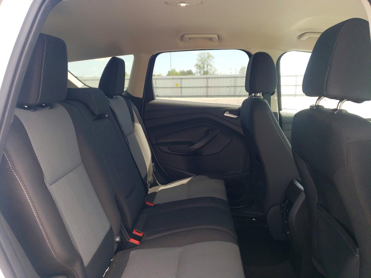 2017 FORD ESCAPE SE photo 31