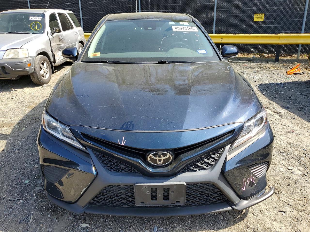 2019 TOYOTA CAMRY SE photo 9