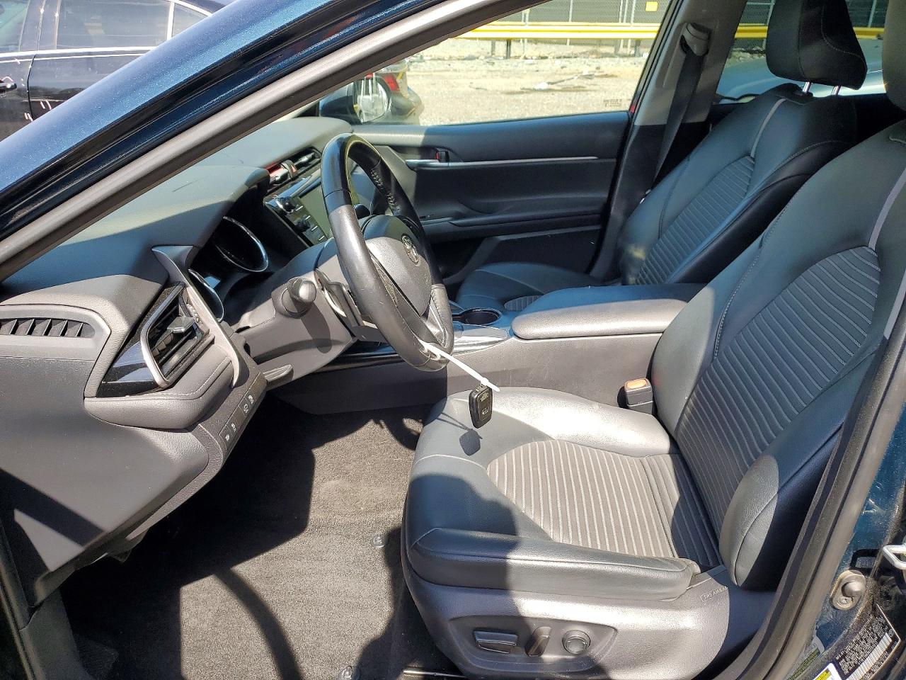 2019 TOYOTA CAMRY SE photo 13