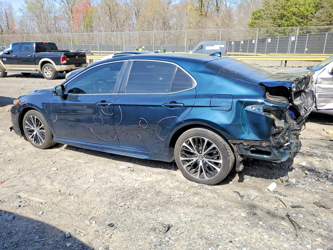 2019 TOYOTA CAMRY SE photo 3