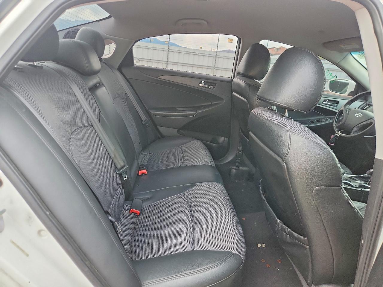 2011 HYUNDAI SONATA SE photo 28