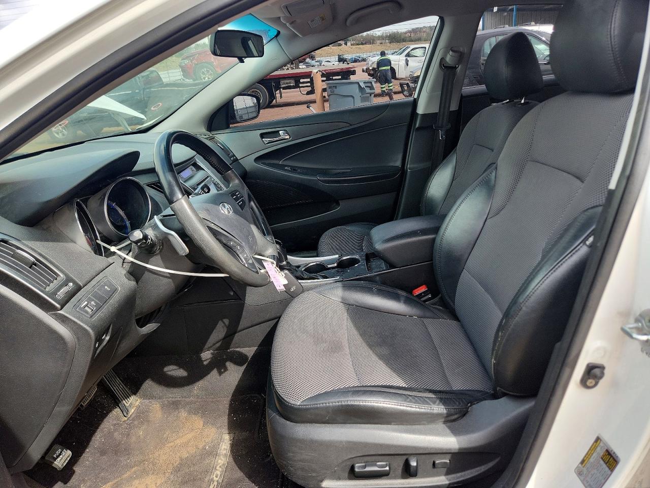 2011 HYUNDAI SONATA SE photo 19