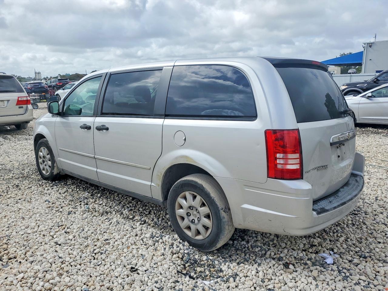 2008 CHRYSLER TOWN & COUNTRY LX photo 4
