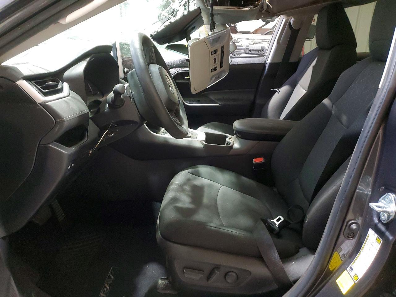 2024 TOYOTA RAV4 XLE photo 7