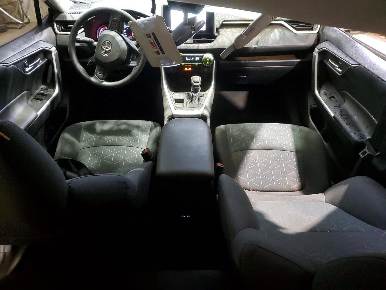 2024 TOYOTA RAV4 XLE photo 8