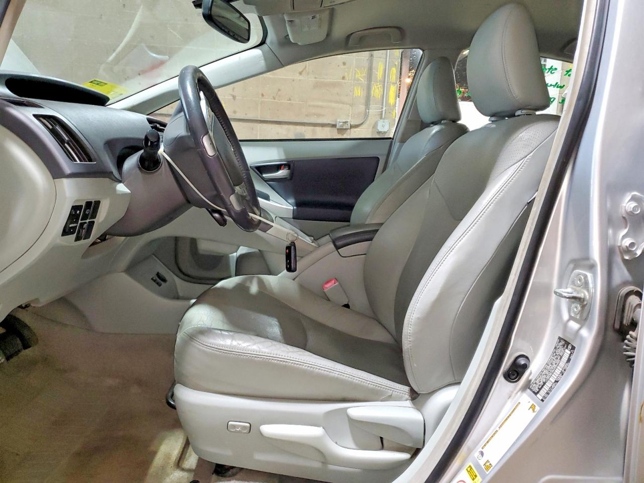 2010 TOYOTA PRIUS V photo 13