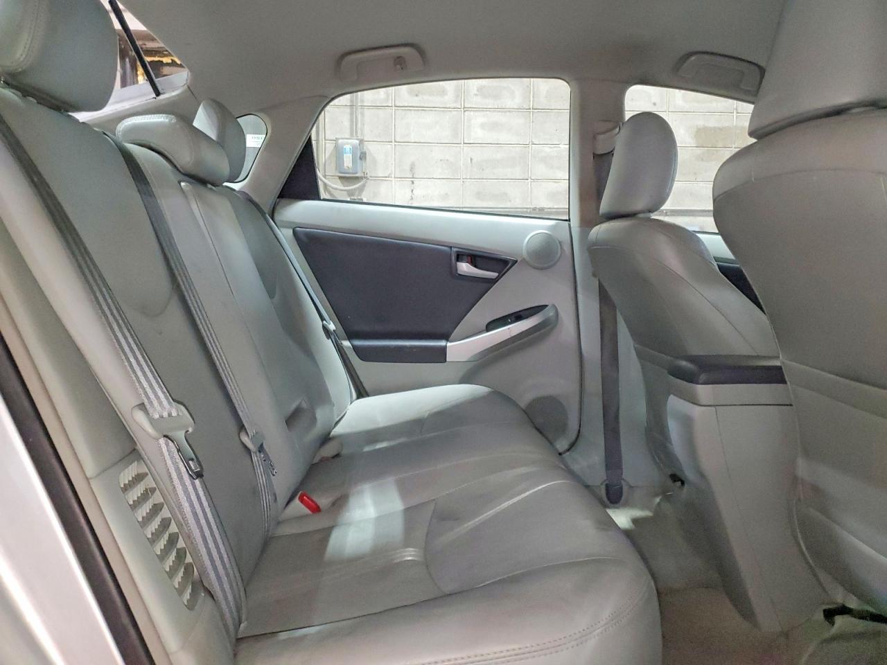 2010 TOYOTA PRIUS V photo 19