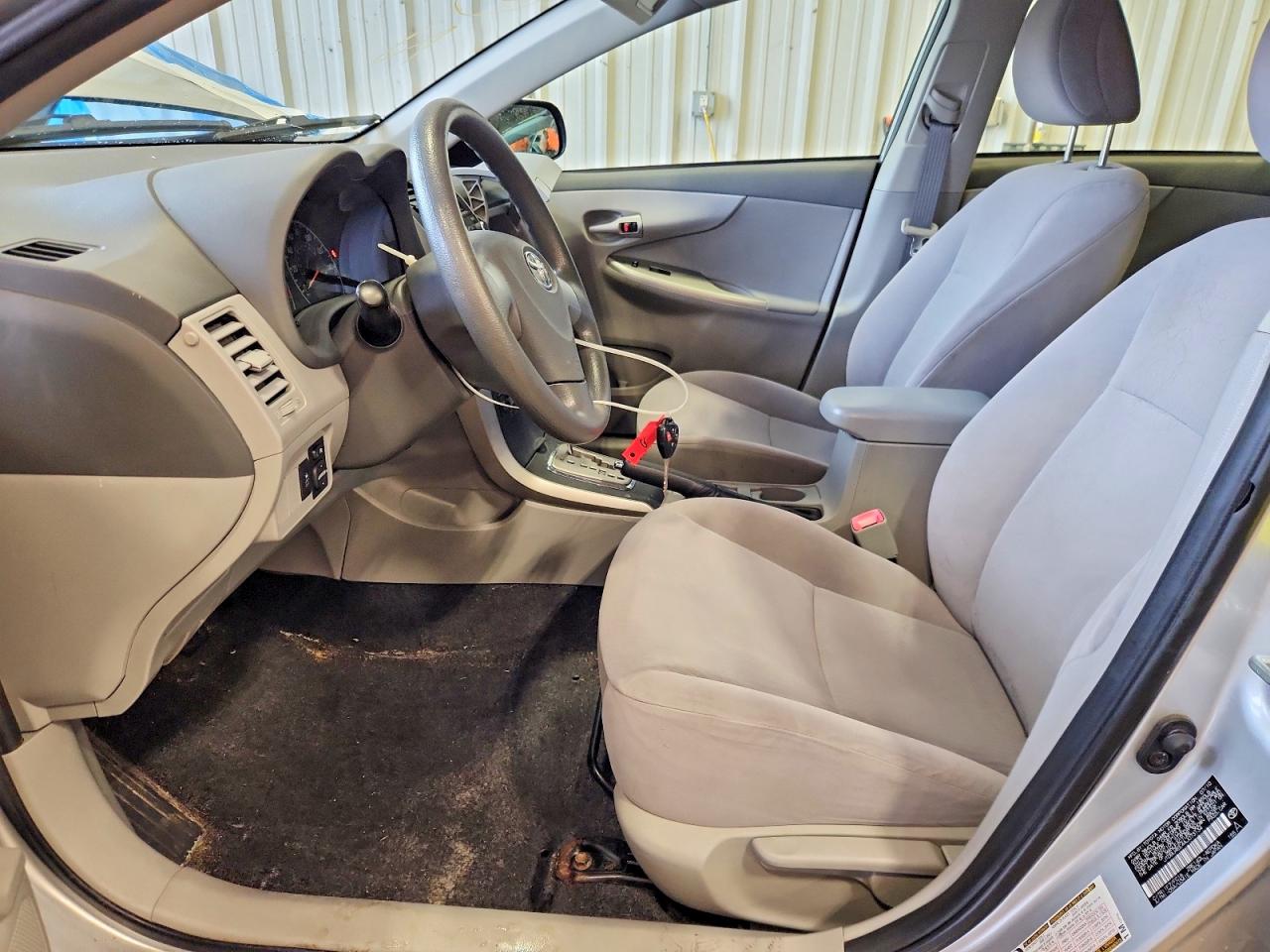 2010 TOYOTA COROLLA LE photo 13