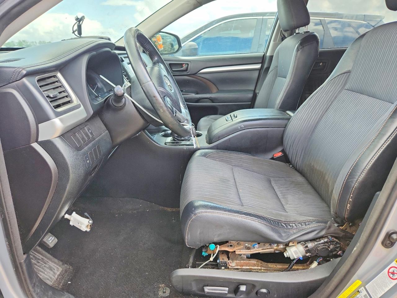 2014 TOYOTA HIGHLANDER LE PLUS photo 7