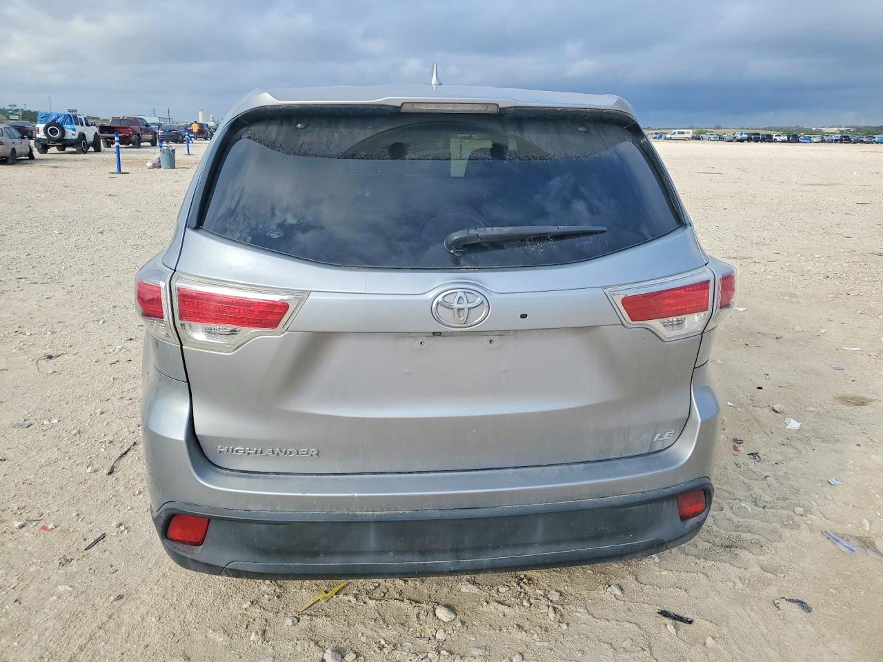 2014 TOYOTA HIGHLANDER LE PLUS photo 6