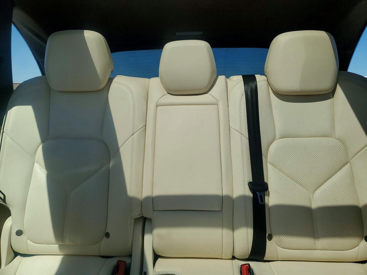 2013 PORSCHE CAYENNE S photo 19
