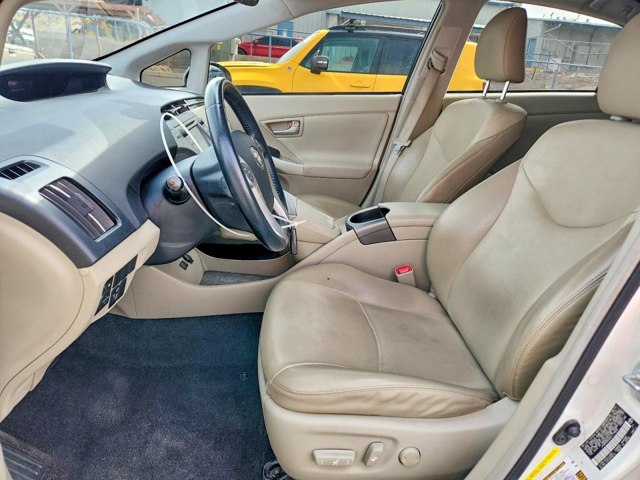 2013 TOYOTA PRIUS FOUR photo 13
