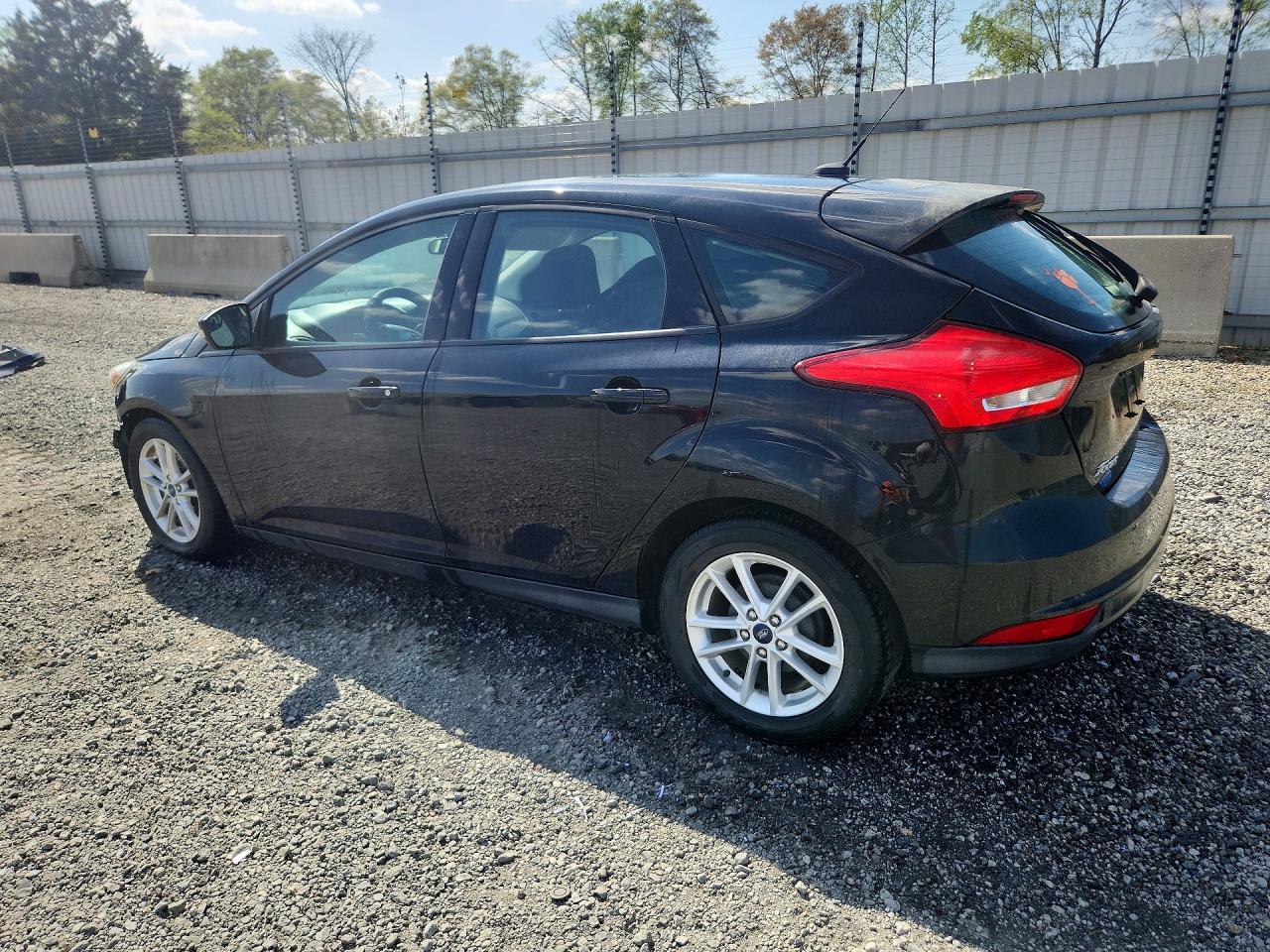 2017 FORD FOCUS SE photo 4