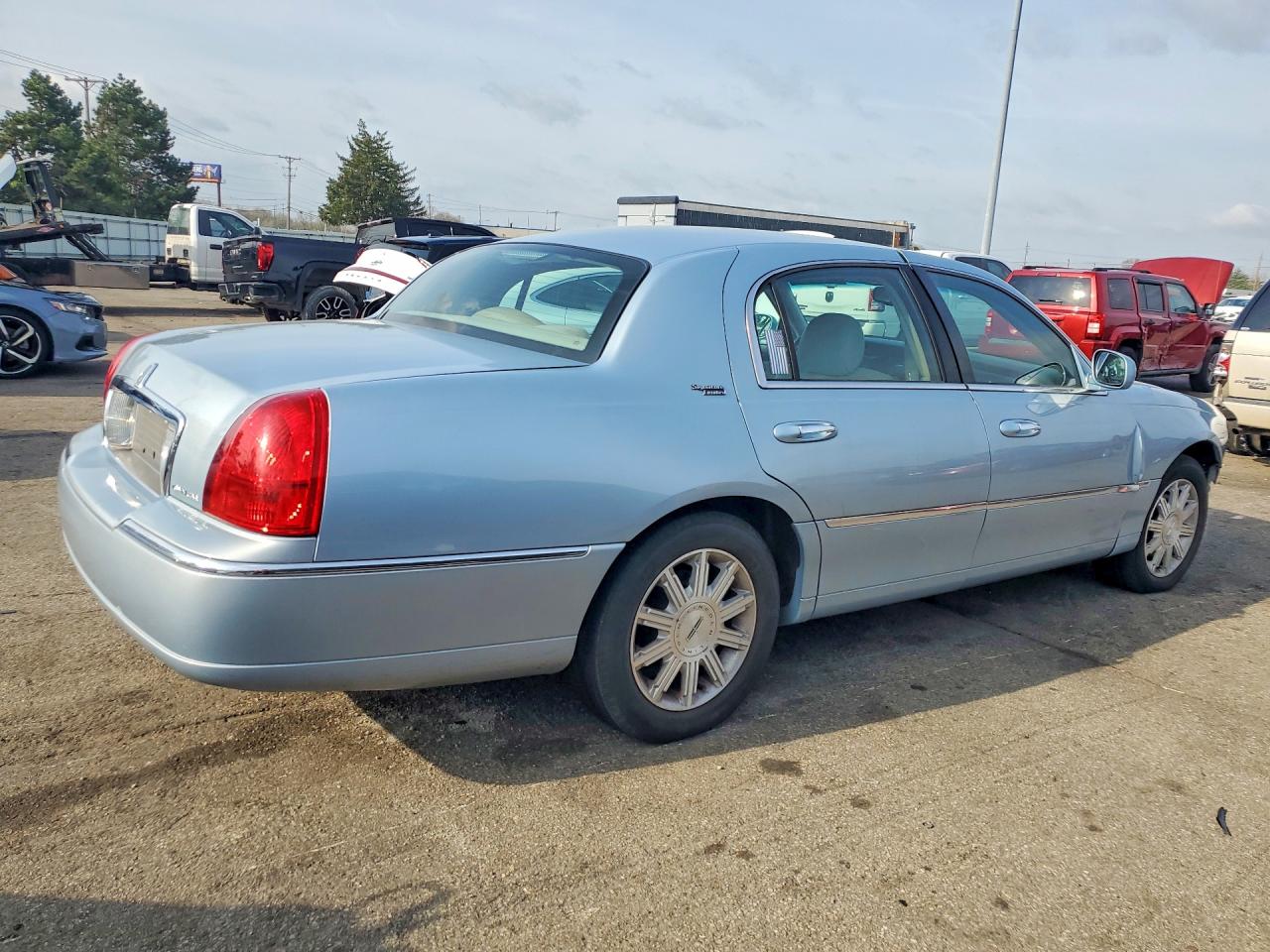 2006 LINCOLN TOWN CAR SIGNATURE LIMITED photo 3