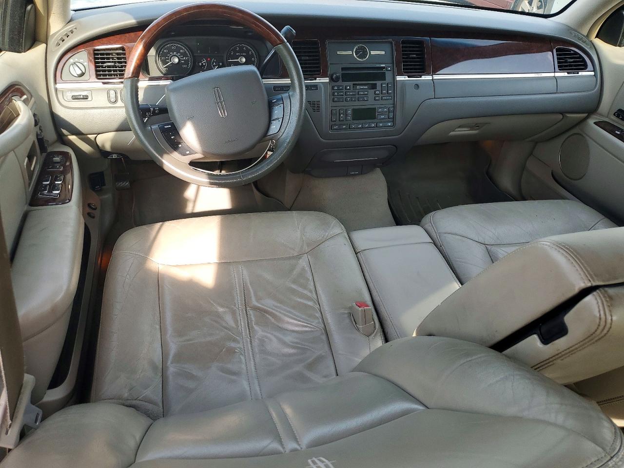2006 LINCOLN TOWN CAR SIGNATURE LIMITED photo 8