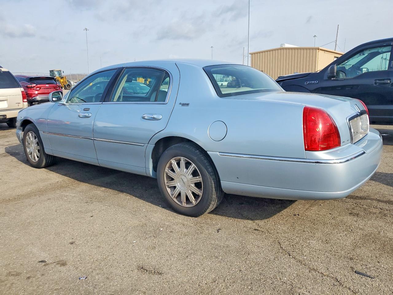 2006 LINCOLN TOWN CAR SIGNATURE LIMITED photo 2