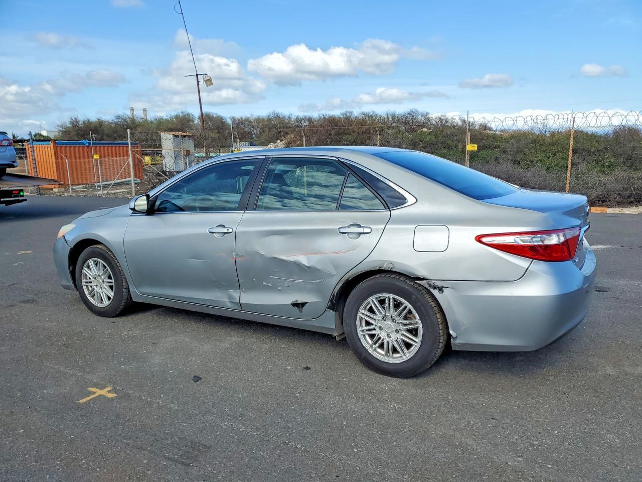 2016 TOYOTA CAMRY LE photo 3