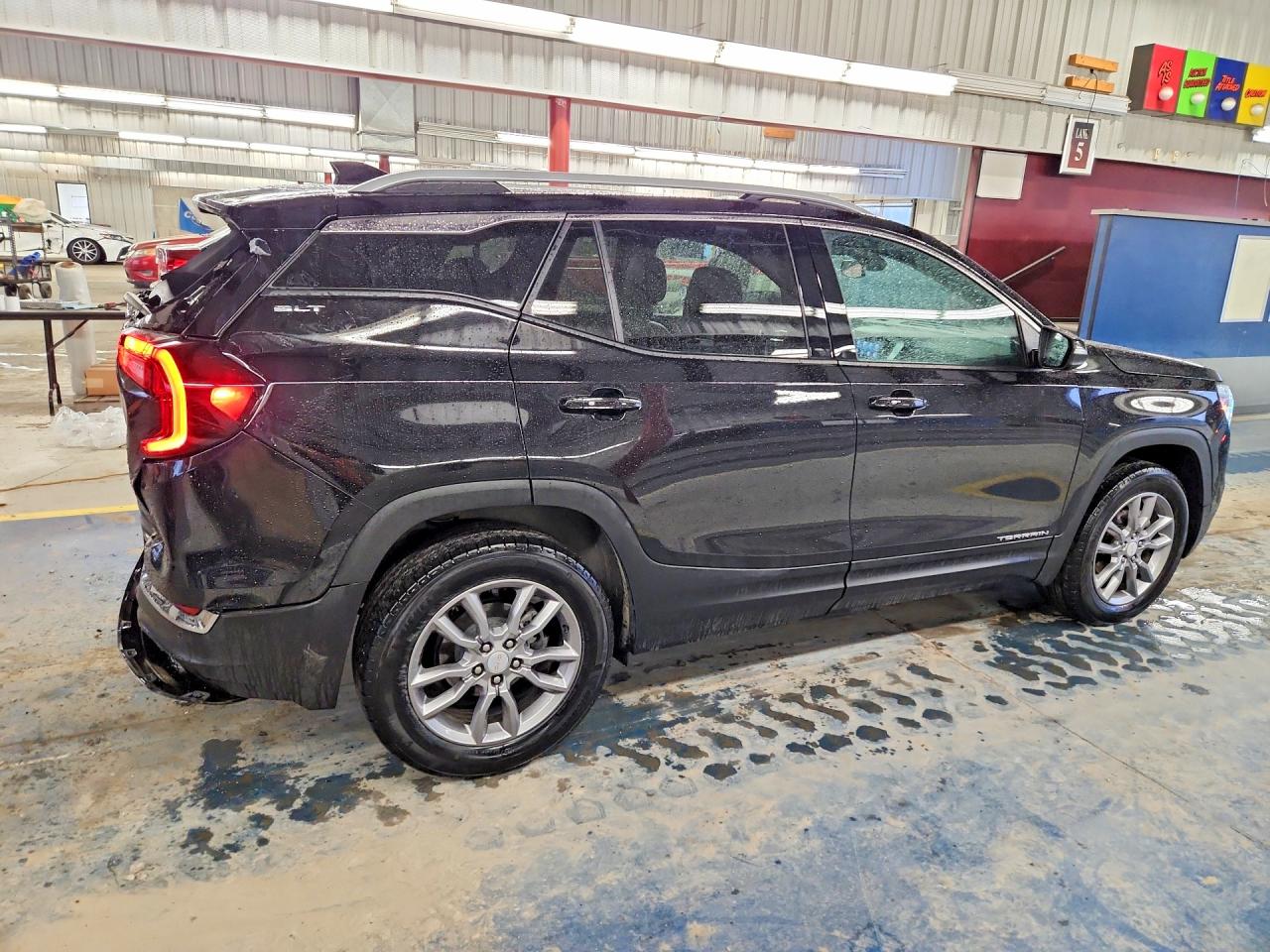 2024 GMC TERRAIN SLT photo 5