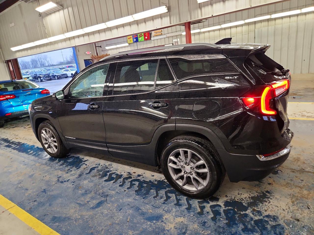 2024 GMC TERRAIN SLT photo 3