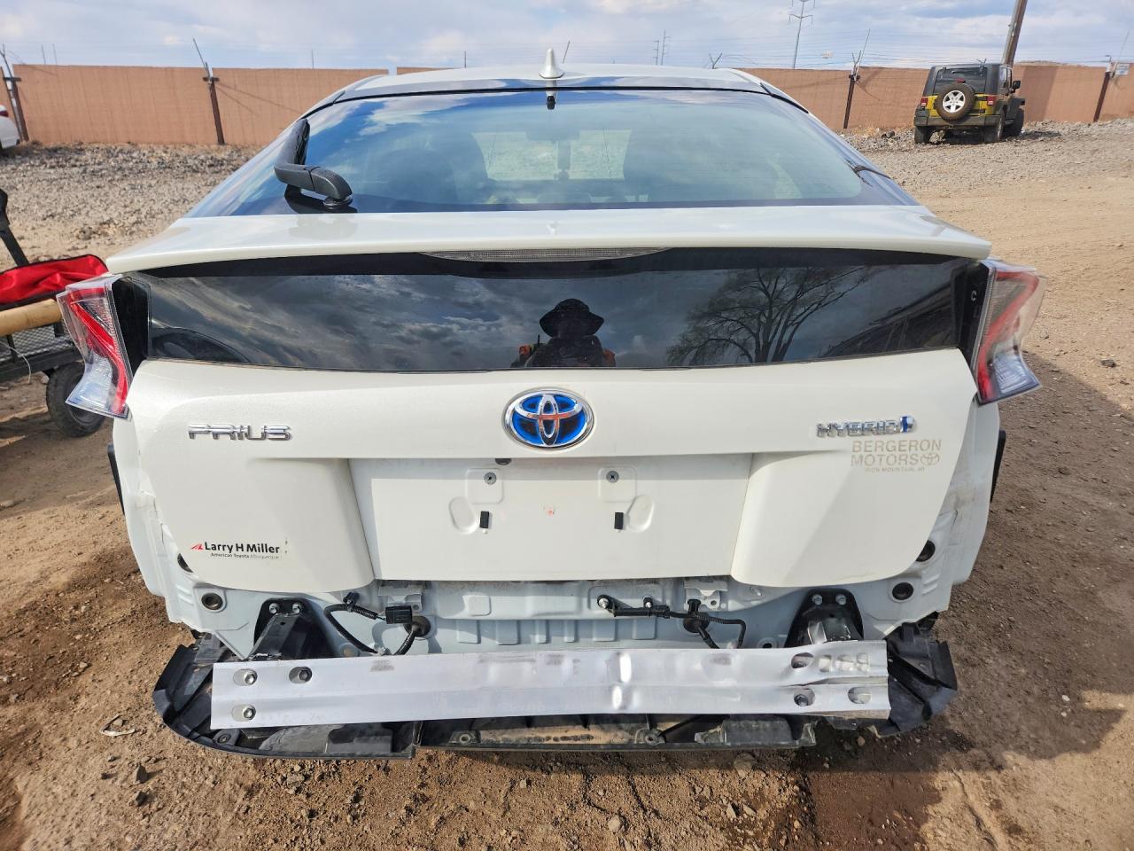 2016 TOYOTA PRIUS THREE photo 11