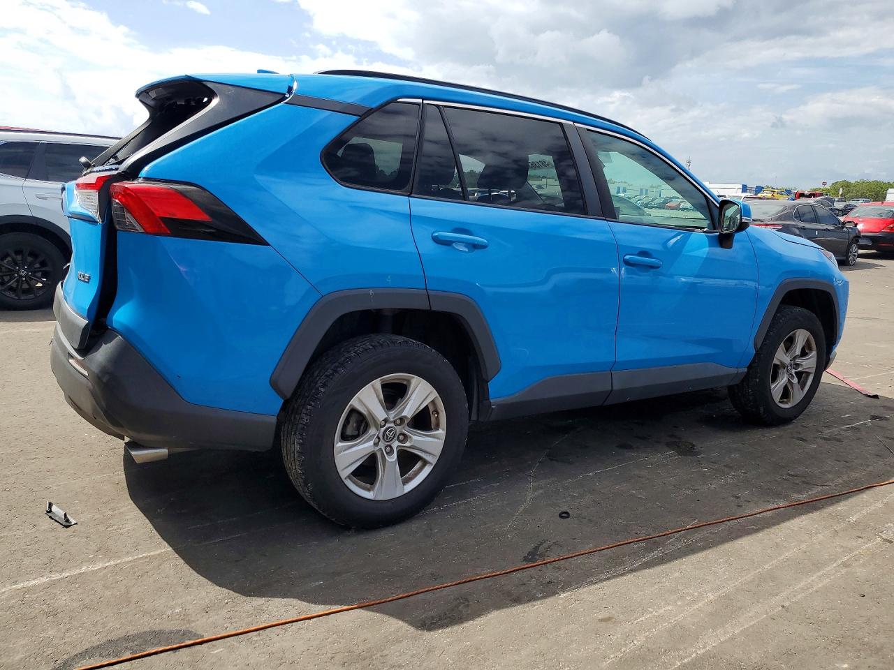 2019 TOYOTA RAV4 XLE photo 3