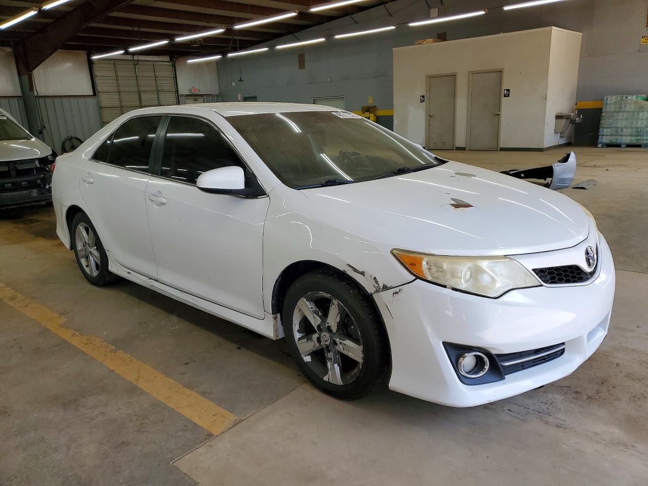 2012 TOYOTA CAMRY SE photo 4
