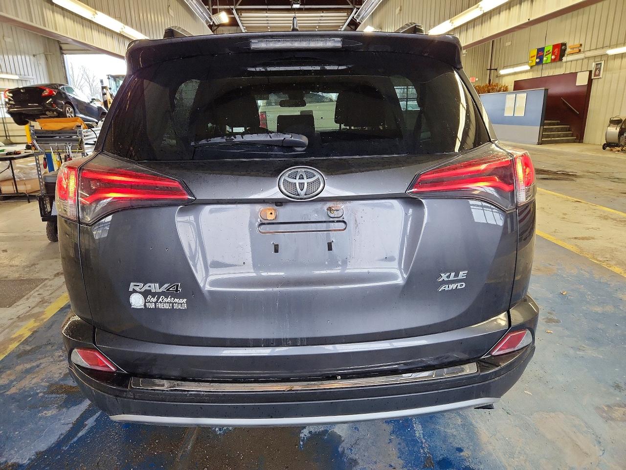 2018 TOYOTA RAV4 XLE photo 16