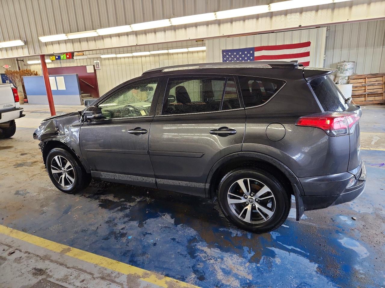 2018 TOYOTA RAV4 XLE photo 4