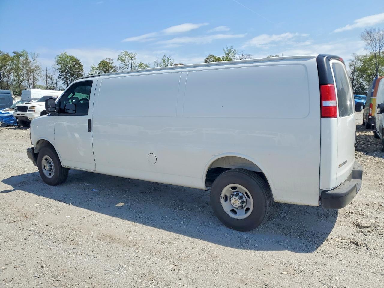 2025 CHEVROLET EXPRESS 3500 CARGO DELIVERY VAN photo 4