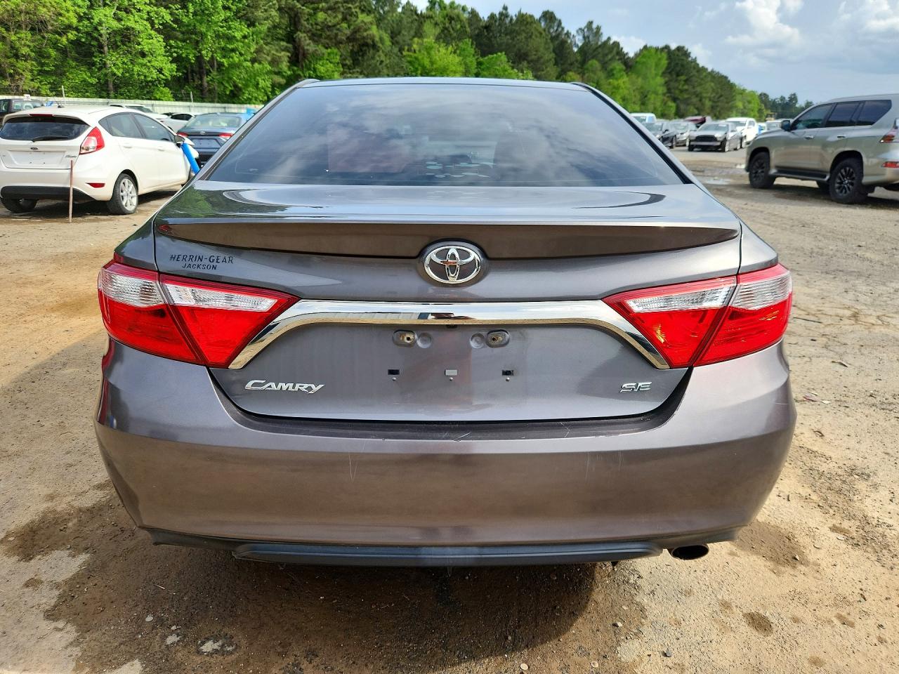 2016 TOYOTA CAMRY SE photo 11