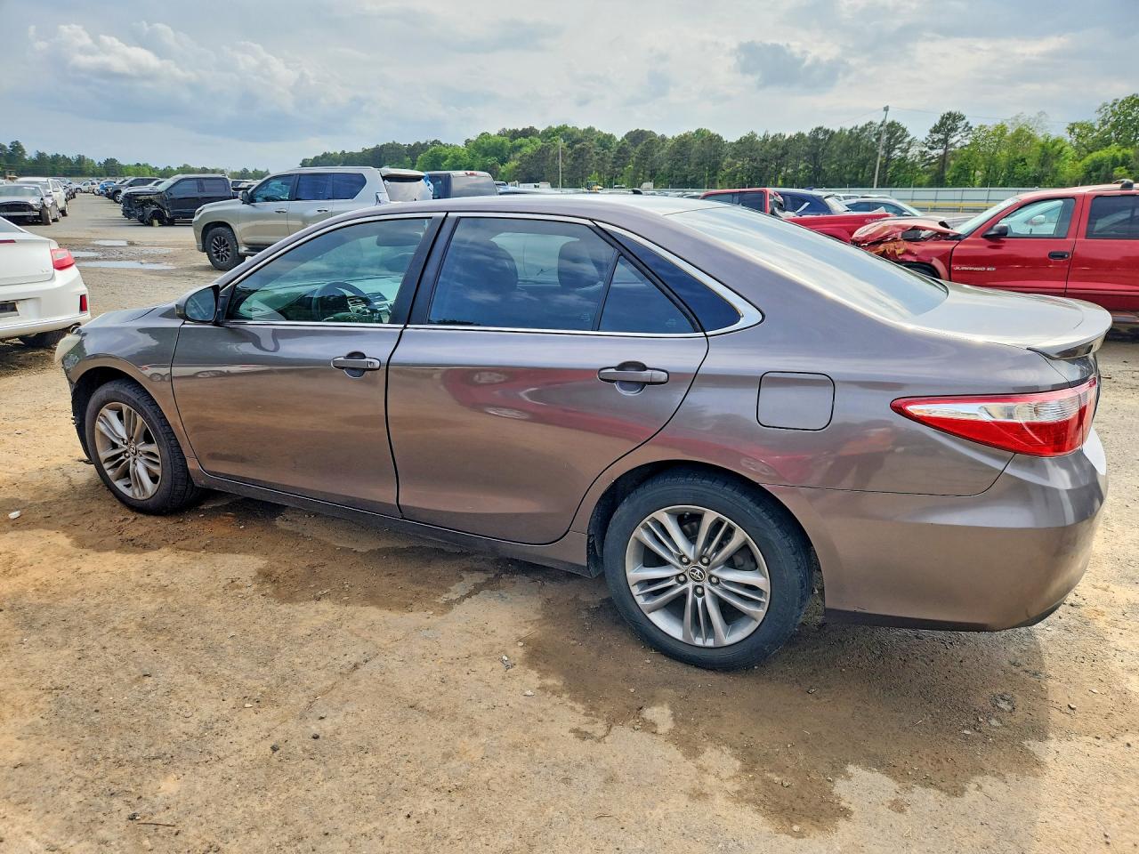 2016 TOYOTA CAMRY SE photo 3