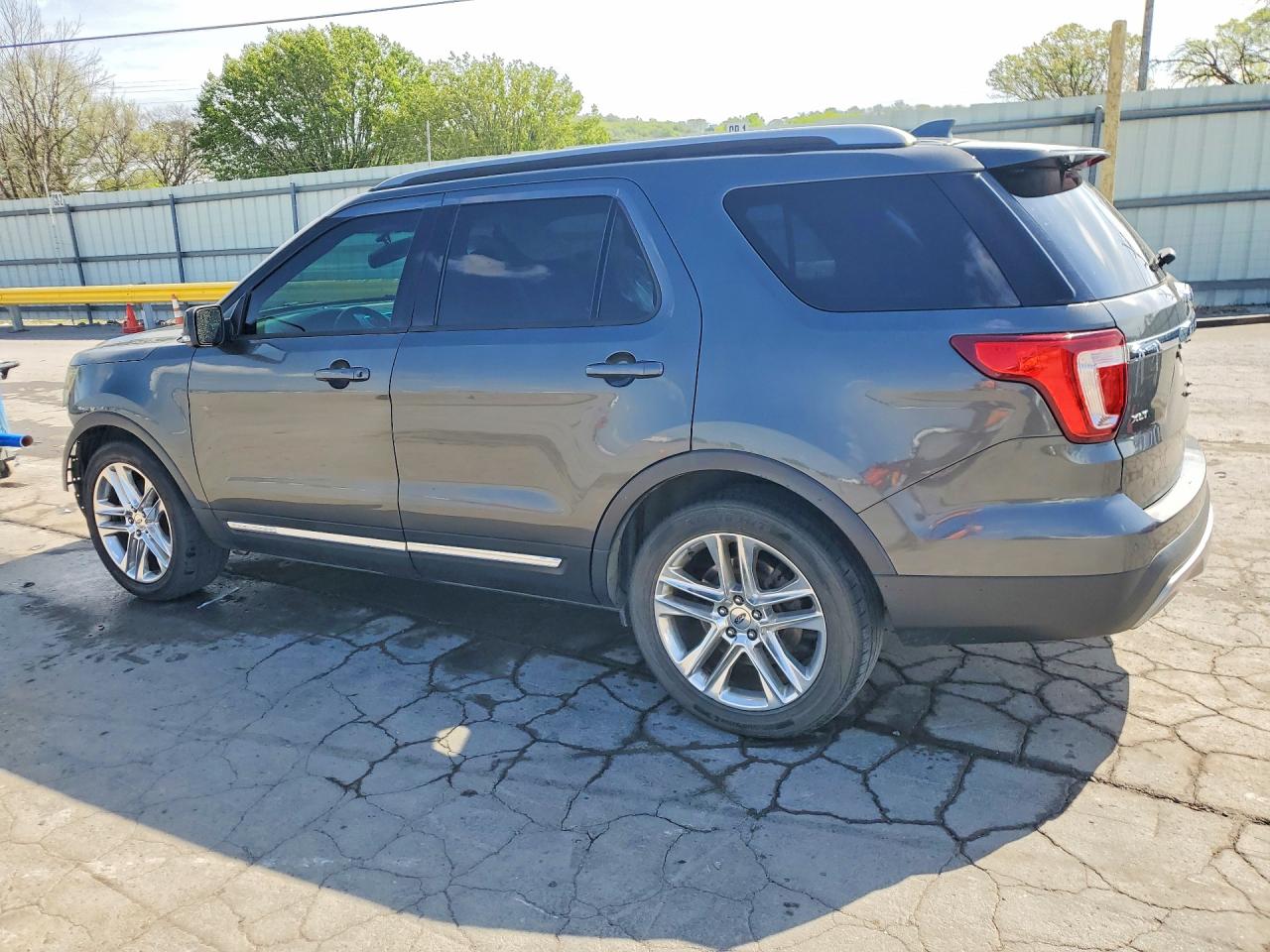 2016 FORD EXPLORER XLT photo 2