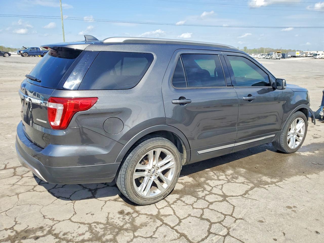 2016 FORD EXPLORER XLT photo 3