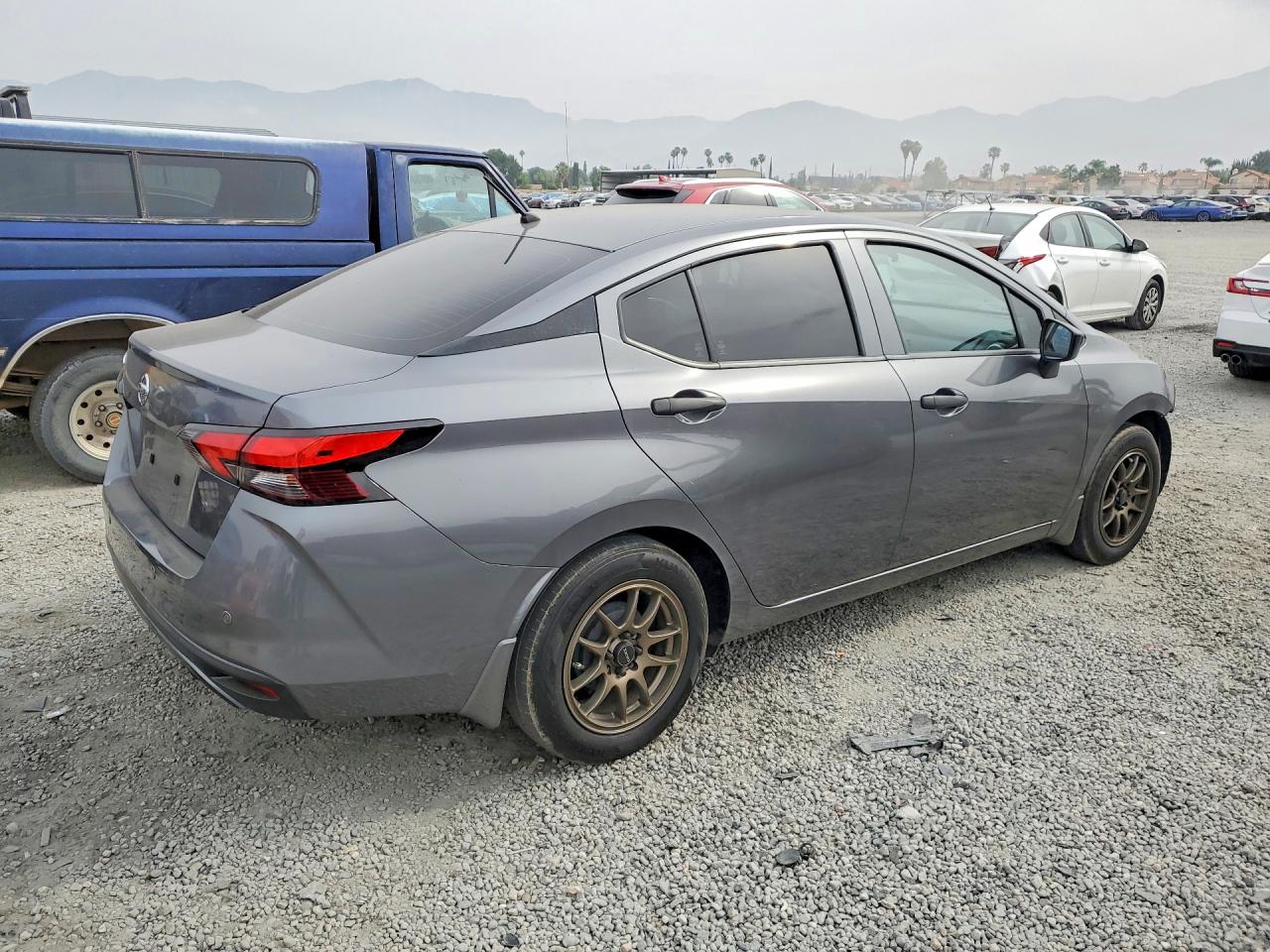 2020 NISSAN VERSA S photo 3
