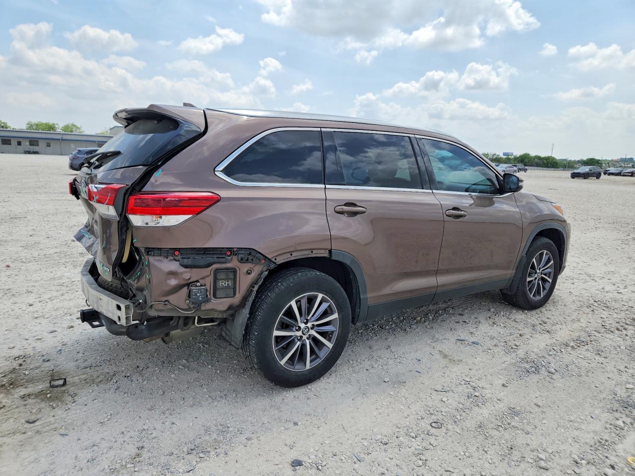 2019 TOYOTA HIGHLANDER XLE photo 7