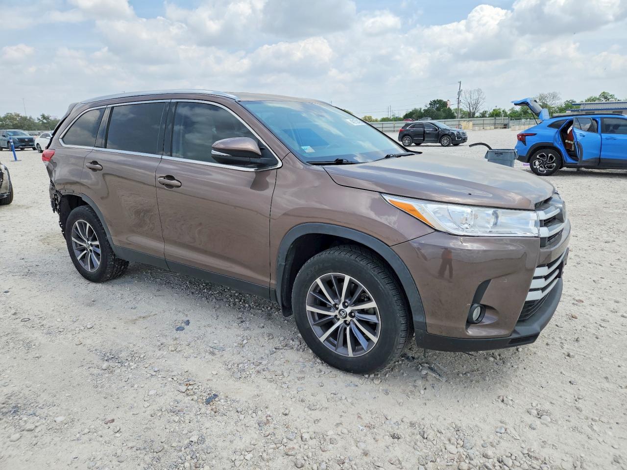 2019 TOYOTA HIGHLANDER XLE photo 10