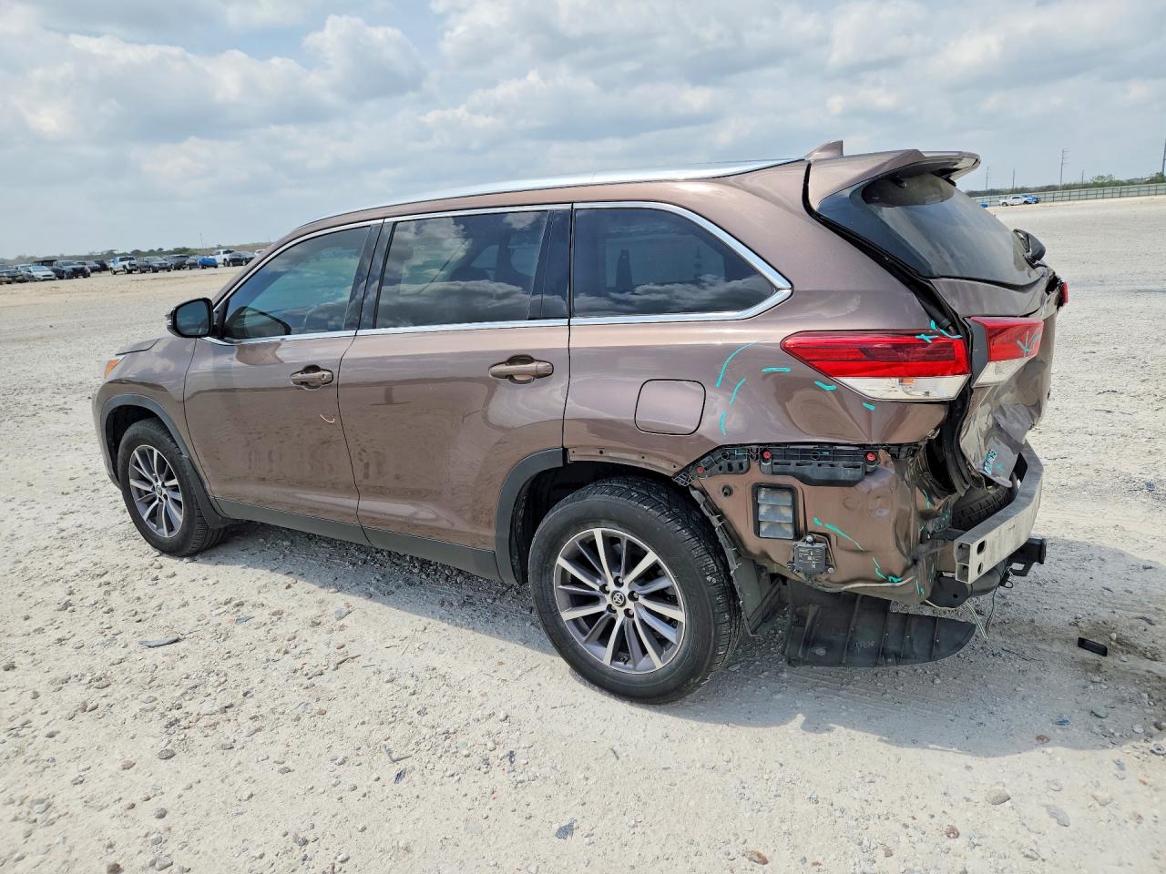 2019 TOYOTA HIGHLANDER XLE photo 4