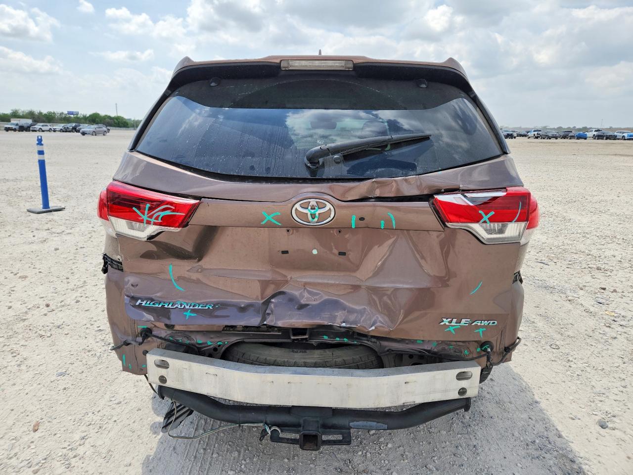 2019 TOYOTA HIGHLANDER XLE photo 16