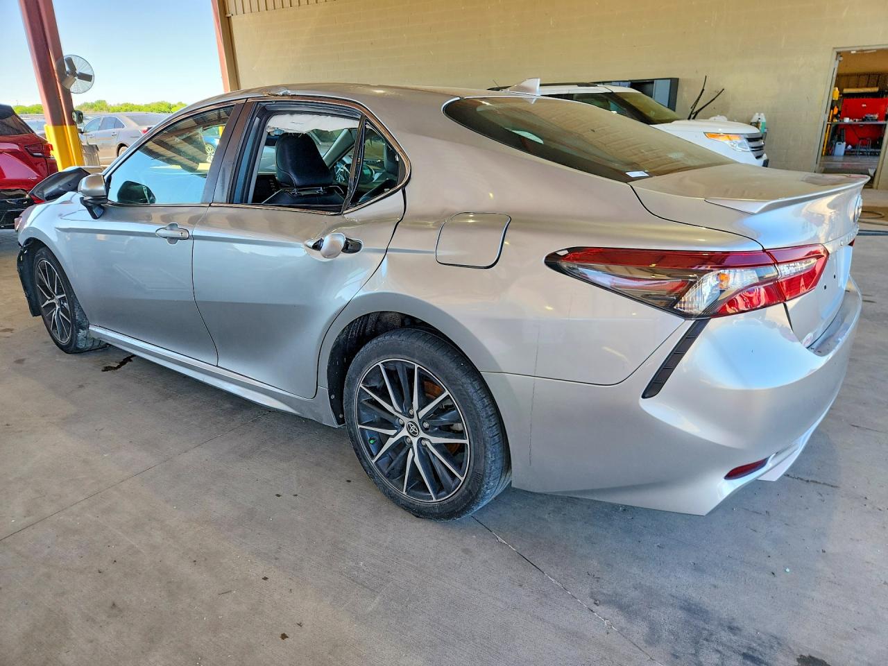 2021 TOYOTA CAMRY SE photo 3