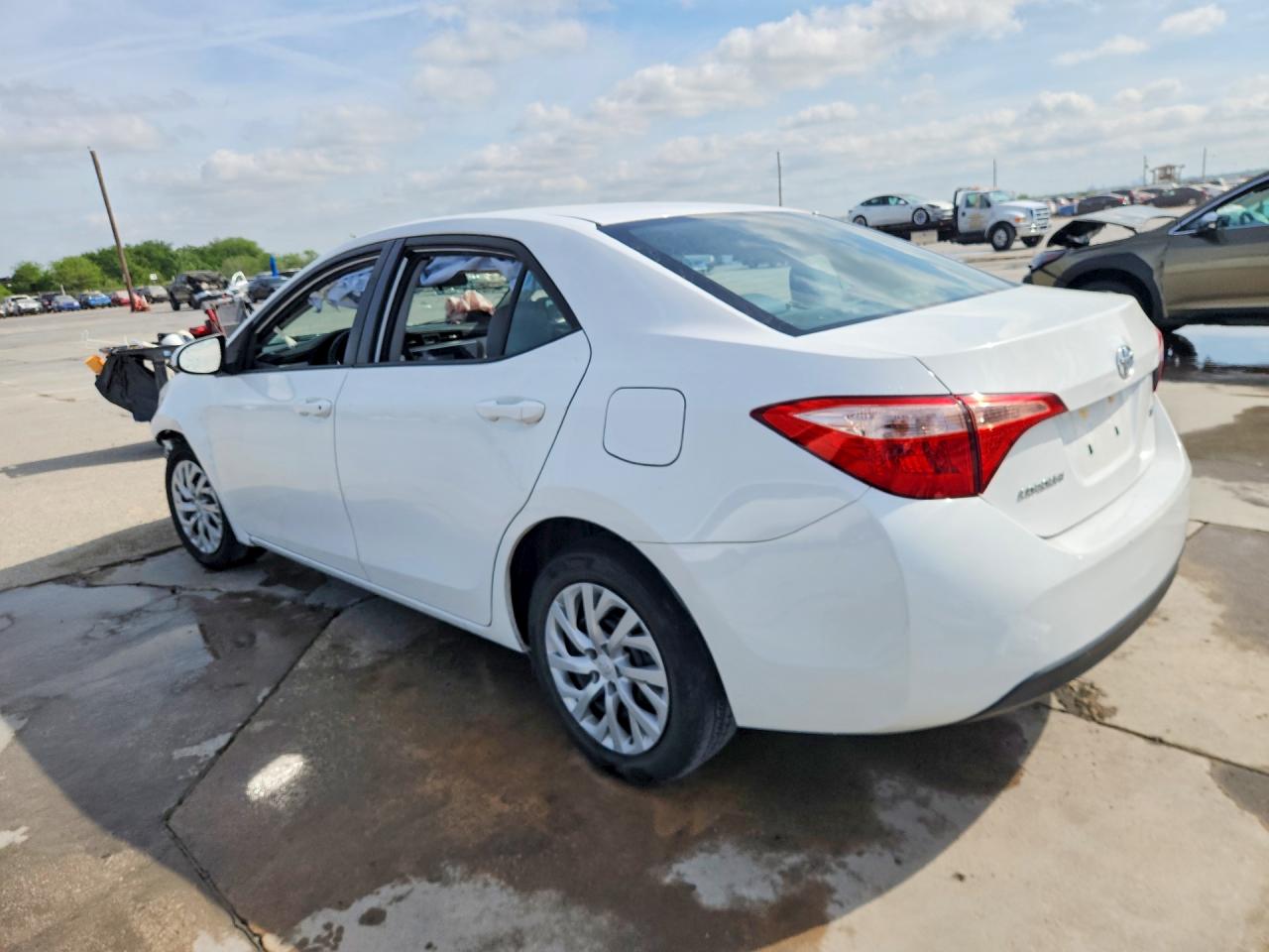 2017 TOYOTA COROLLA LE photo 3