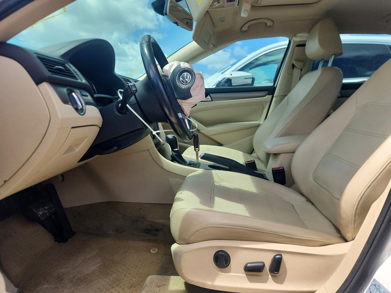 2014 VOLKSWAGEN PASSAT SE photo 13
