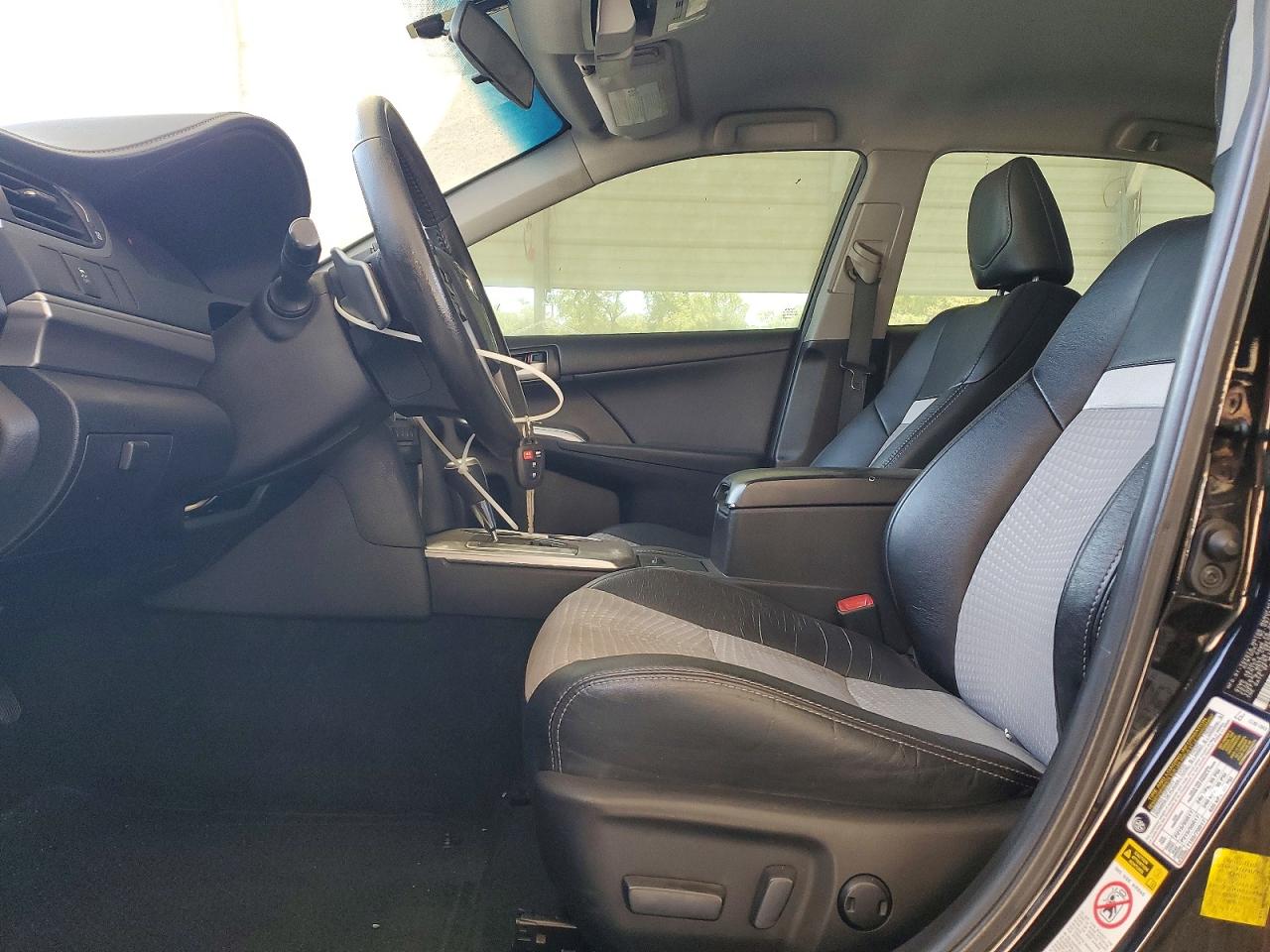 2014 TOYOTA CAMRY SE photo 13