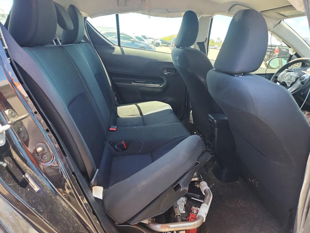 2016 TOYOTA PRIUS C TWO photo 28