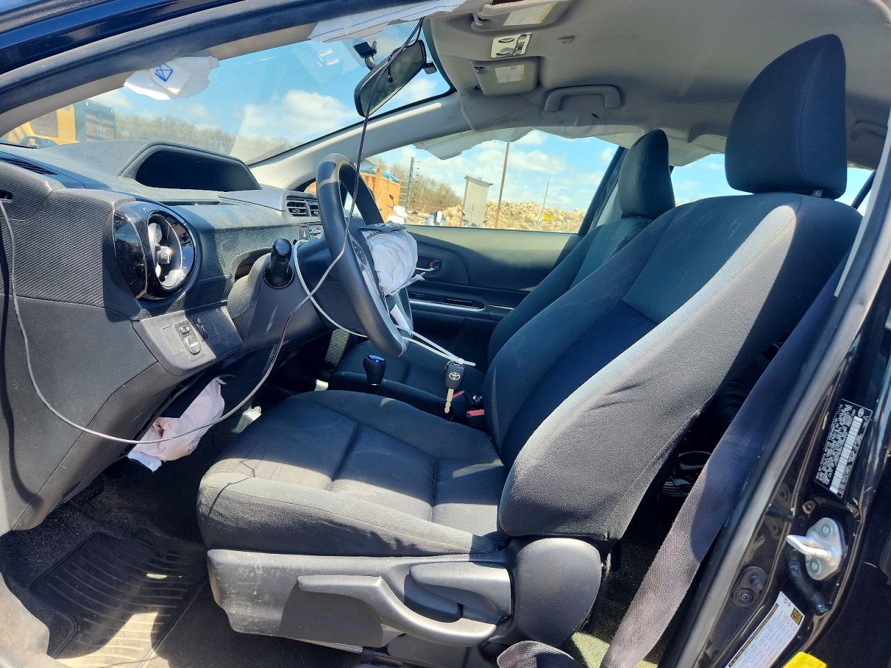 2016 TOYOTA PRIUS C TWO photo 19