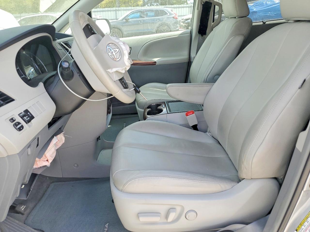 2014 TOYOTA SIENNA XLE 8-PASSENGER photo 13